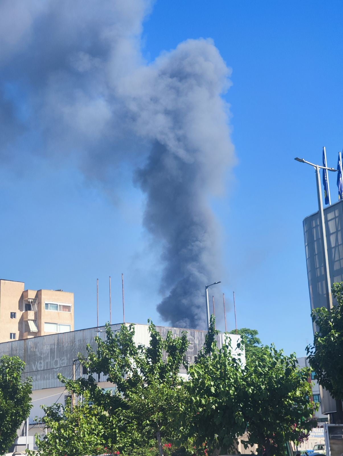 Μενίδι: Υπό έλεγχο η φωτιά στο κατάστημα ανταλλακτικών αυτοκινήτων