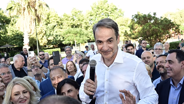 ΝΔ: Σε τροχιά «αλλάξτε χρώμα στο γκρίζο» ο Μητσοτάκης - «Ψαρεύει» σε γνωστά νερά αλλά... παραμονεύει θαλασσοταραχή
