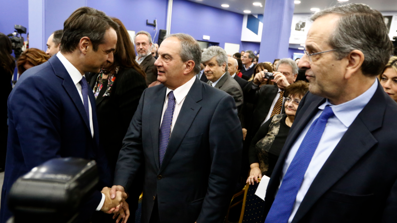 Ανοίγματα σε Καραμανλή, μηνύματα σε Σαμαρά