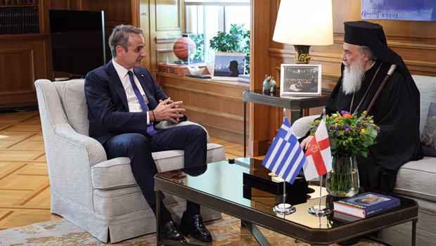 Συνάντηση του Κυριάκου Μητσοτάκη με τον πατριάρχη Θεόφιλο και στο βάθος… Τραμπ