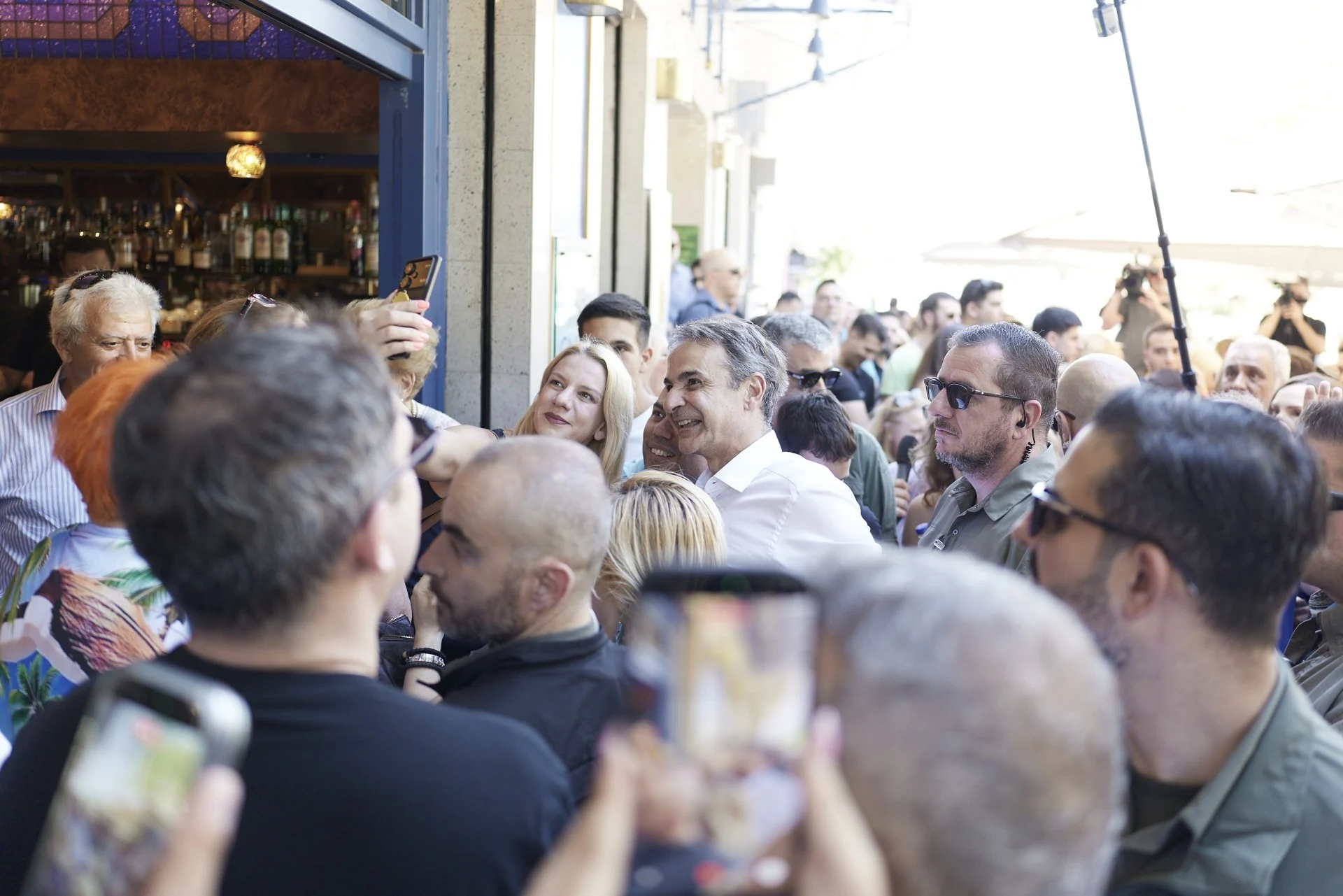Στη Νέα Σμύρνη ο Κ. Μητσοτάκης: Έβγαλε selfies, έπαιξε τάβλι και συνομίλησε με πολίτες