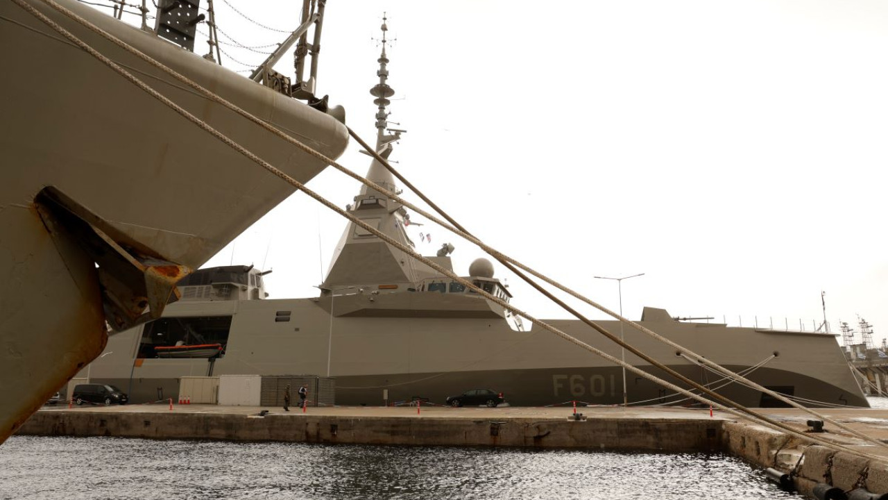 Σαλαμίνα: Σε εξέλιξη πυρκαγιά σε ρυμουλκό μέσα σε ιδιωτικό ναυπηγείο