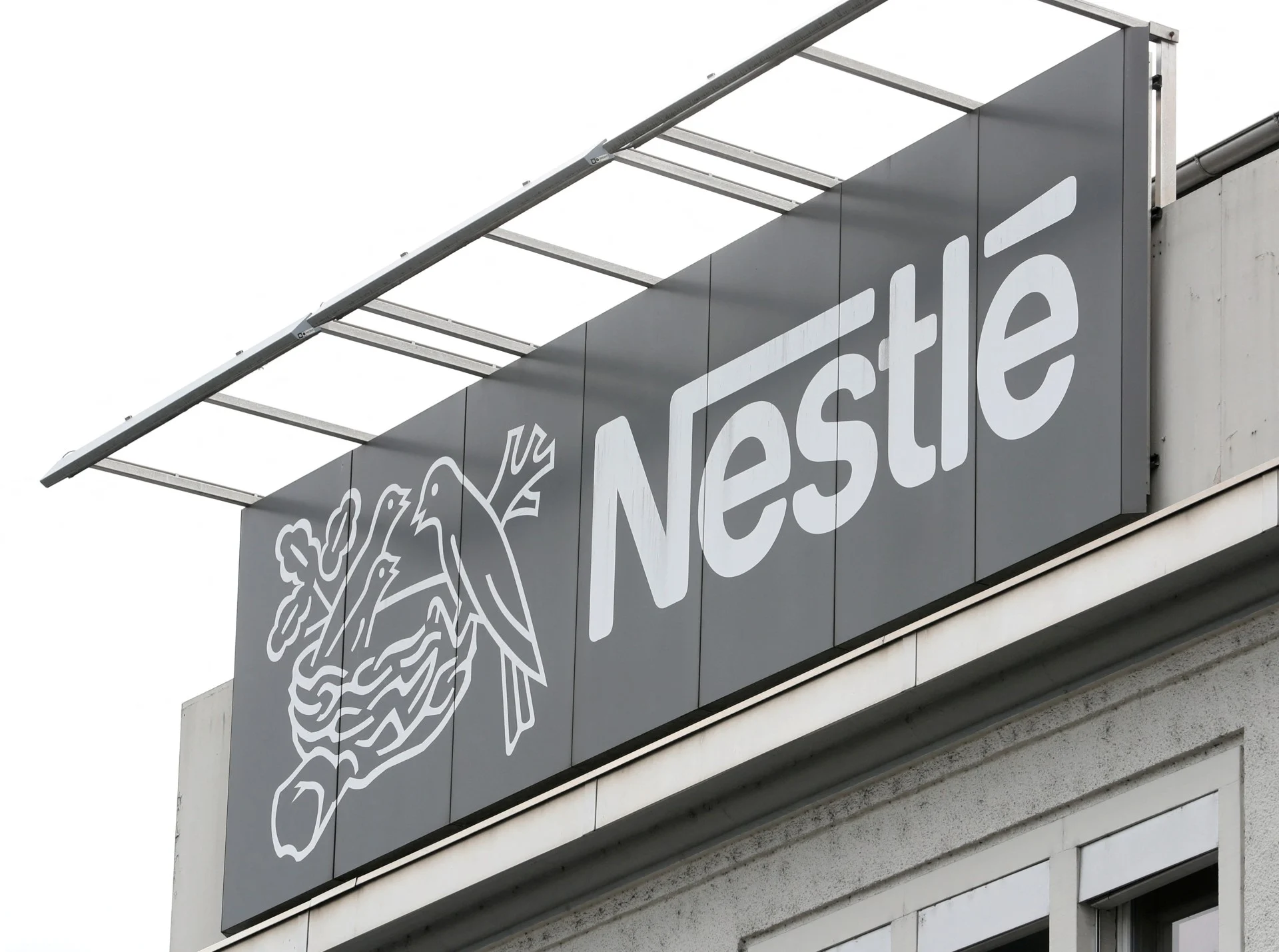 Η Nestle εξετάζει το ενδεχόμενο μείωσης των τιμών του καφέ