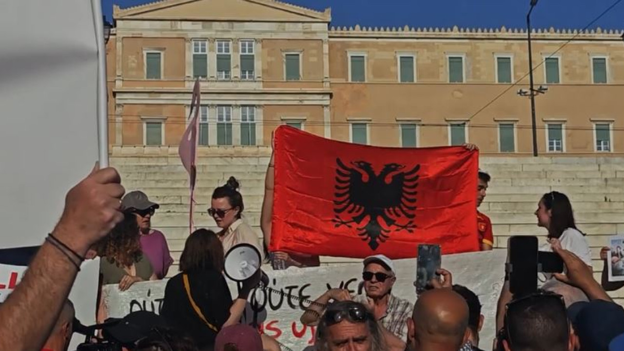 «Ξεπουλάνε τη γη μας στους ολιγάρχες»: Δυναμική διαμαρτυρία Αλβανών στο Σύνταγμα
