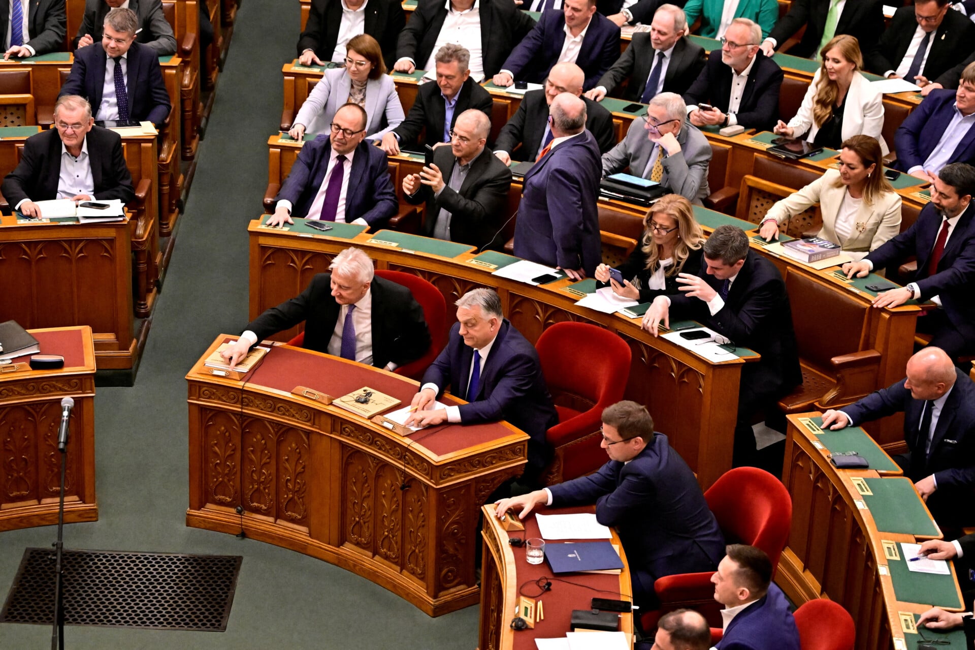 Κατά 40% μειώνονται οι απολαβές των βουλευτών