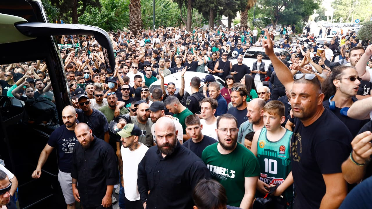 Παναθηναϊκός: «Τρέλα» από 2.000 οπαδούς στο Κάραβελ κατά την αναχώρηση για ΣΕΦ