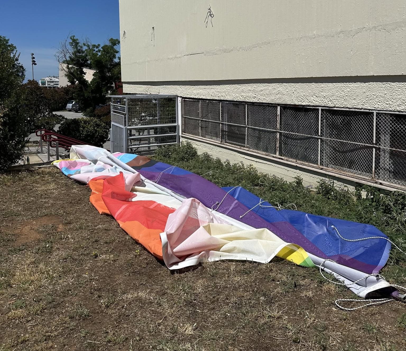 Άγνωστοι κατέβασαν τη σημαία του Pride από το κτίριο