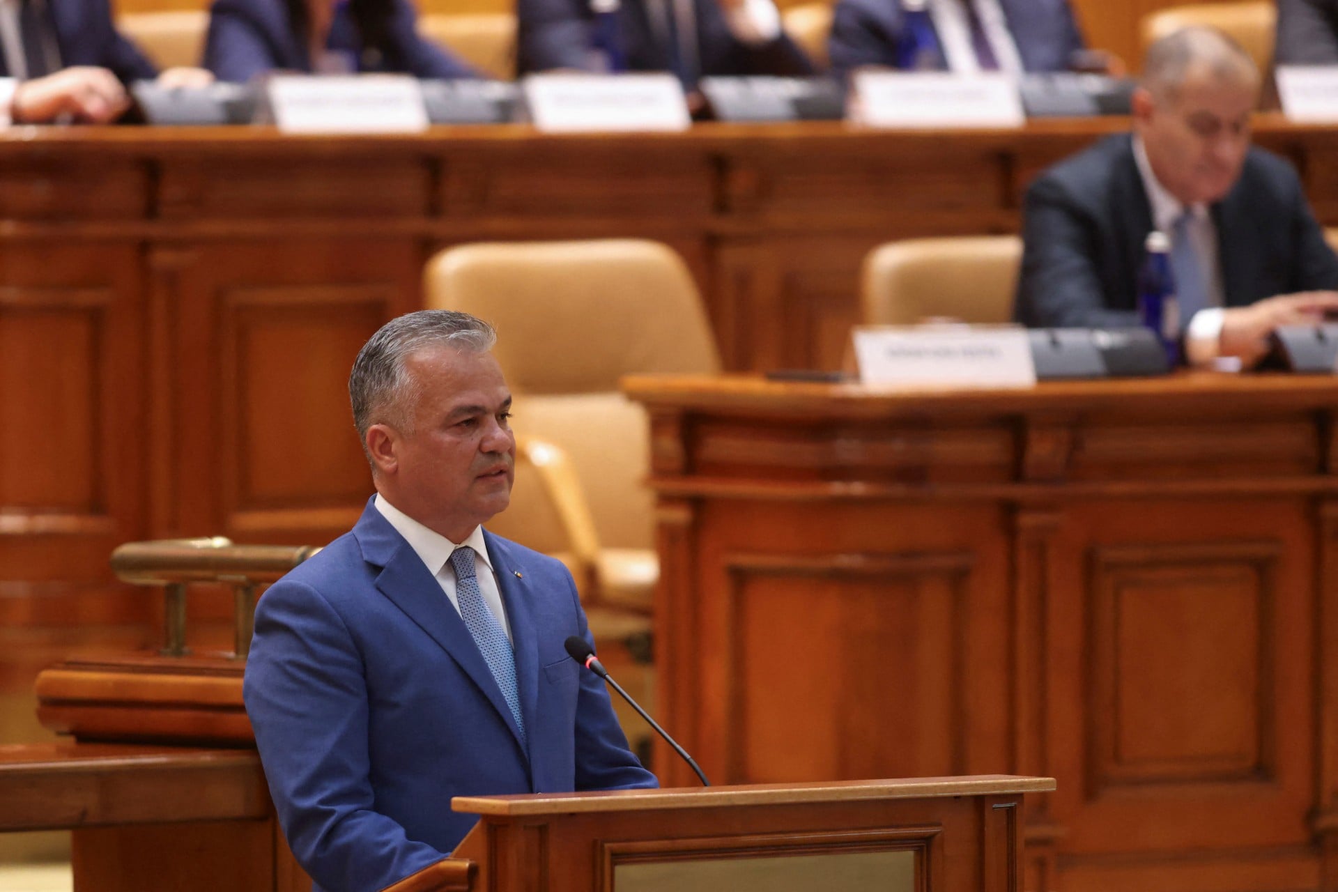 Το κοινοβούλιο απέρριψε τον φιλελεύθερο Φλορίν Βεστέα για τη θέση του πρωθυπουργού