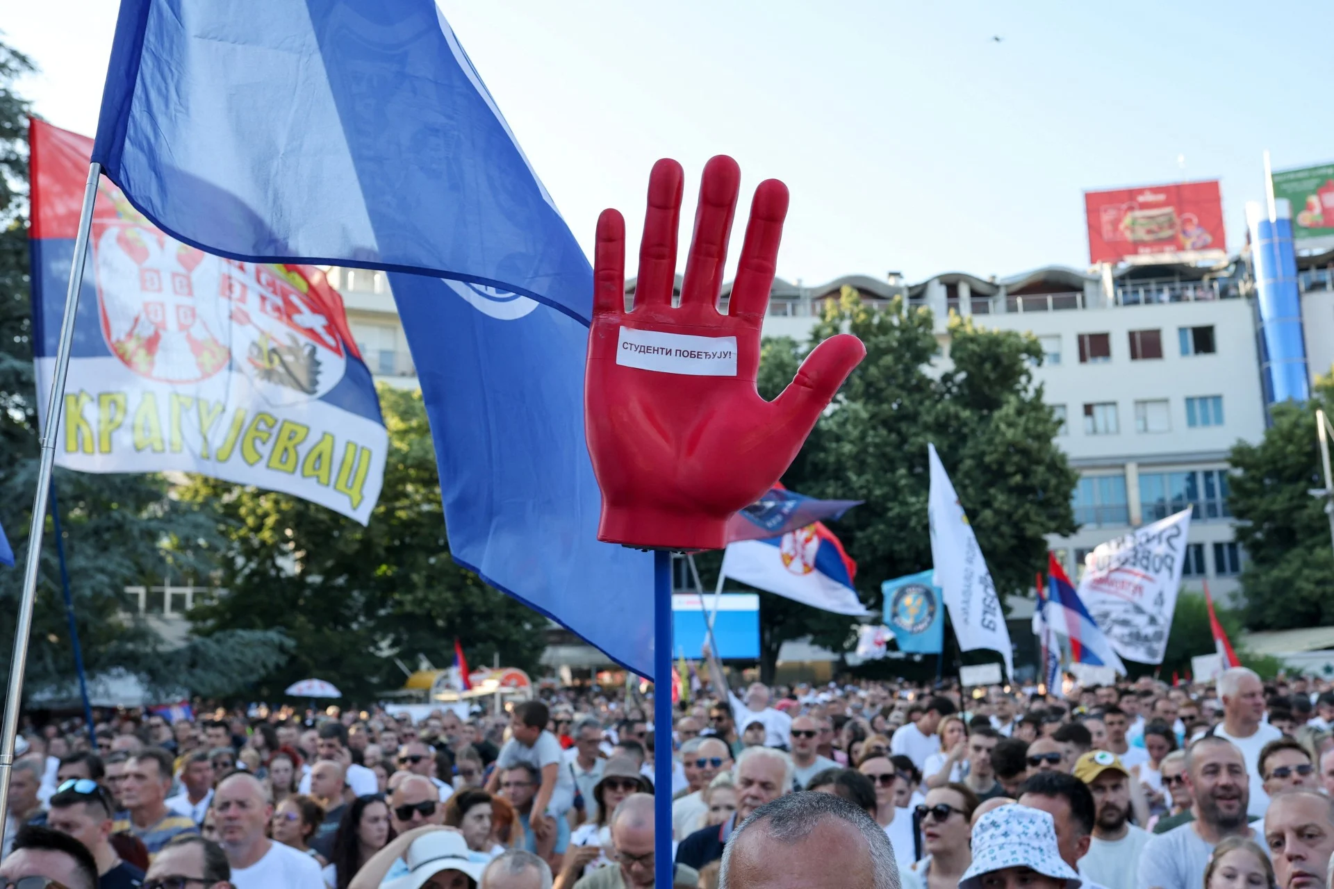 Συνεχίζονται οι διαδηλώσεις παρά τη δήλωση του προέδρου Βούτσιτς ότι θα παραιτηθεί