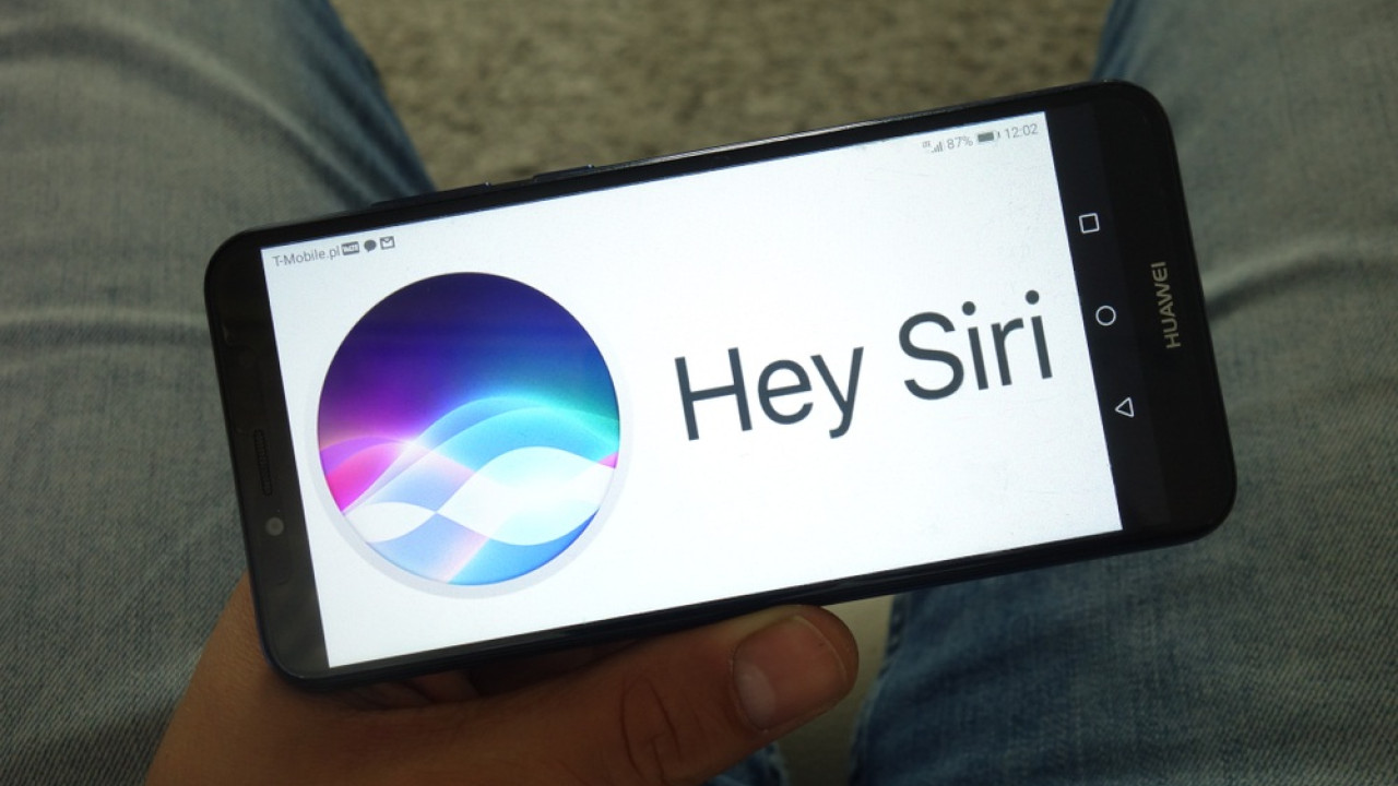 Η Apple στράφηκε στην Google για να ξαναβάλει τη Siri στο παιχνίδι της AI