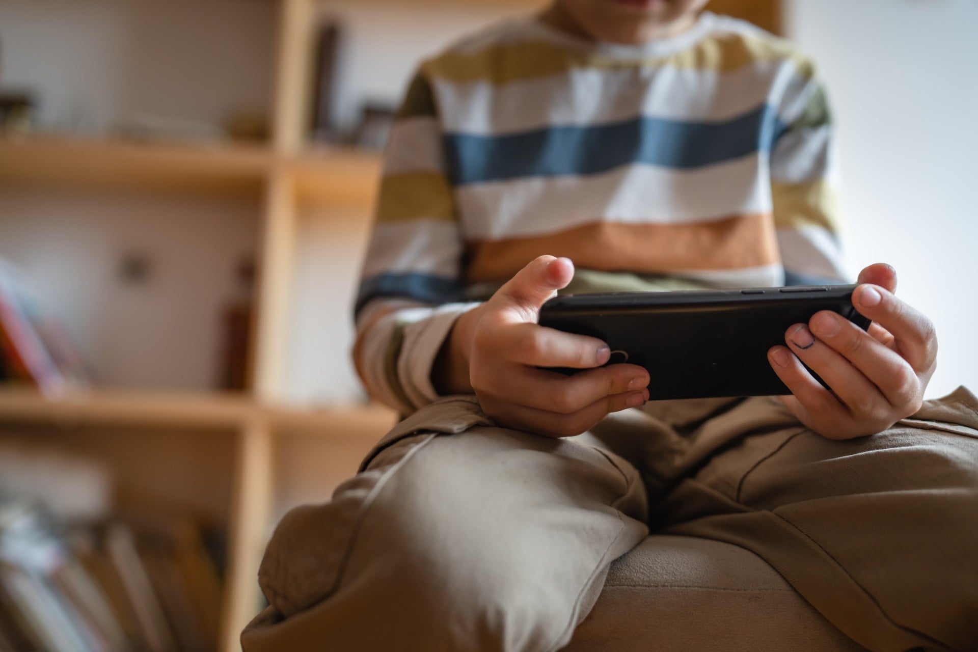 Όχι smartphone πριν από τα 13 έτη, συστήνει η αρχή Δημόσιας Υγείας