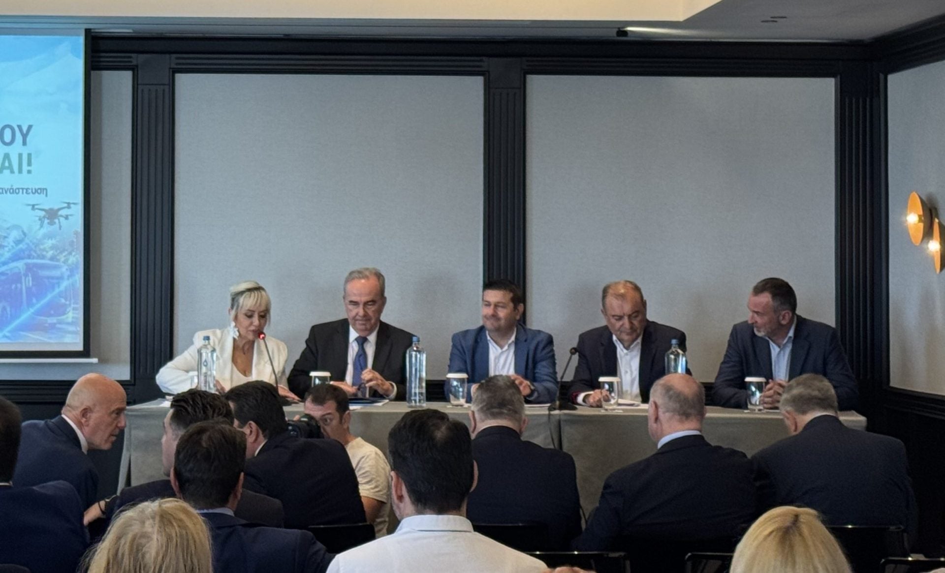 Κάμερες AI σε απορριμματοφόρα και έξυπνα υδρόμετρα