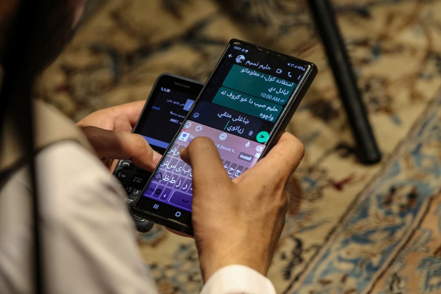 Σπάζουν με μανία τα κατασχεμένα smartphones μετά την απαγόρευση χρήσης σε αξιωματούχους (βίντεο)