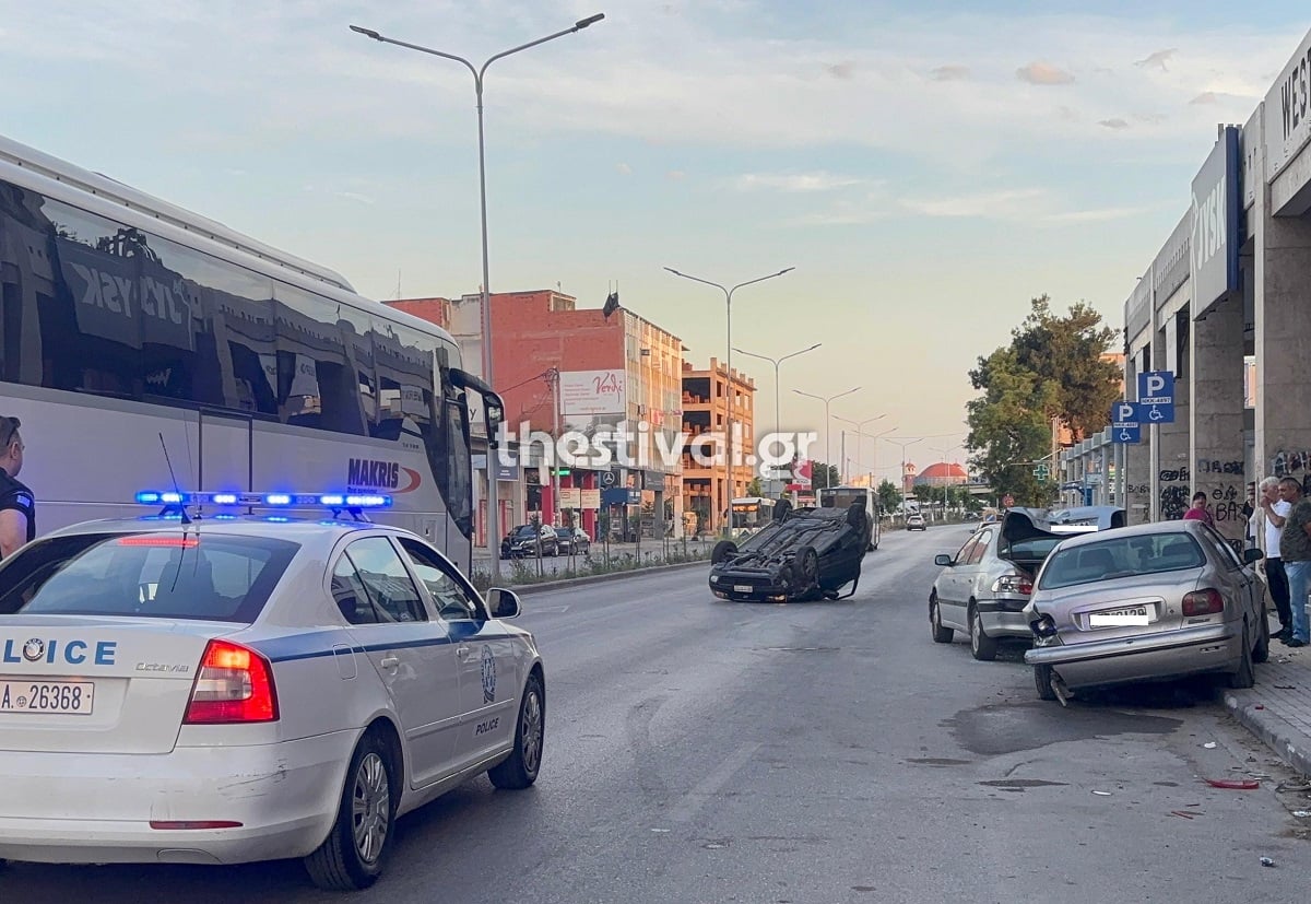 Θεσσαλονίκη: Ανατροπή αυτοκινήτου μετά από πρόσκρουση σε σταθμευμένα οχήματα