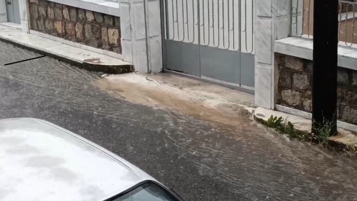 «Βούλιαξε» στην μεσημεριανή βροχή η Τρίπολη