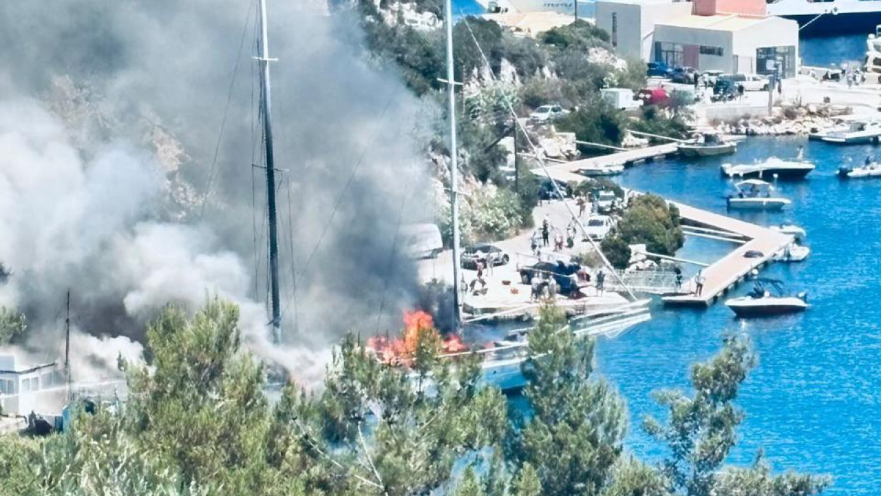 Παξοί: Στις φλόγες ημερόπλοιο και ελλιμενισμένο σκάφος στο λιμάνι του Γάιου