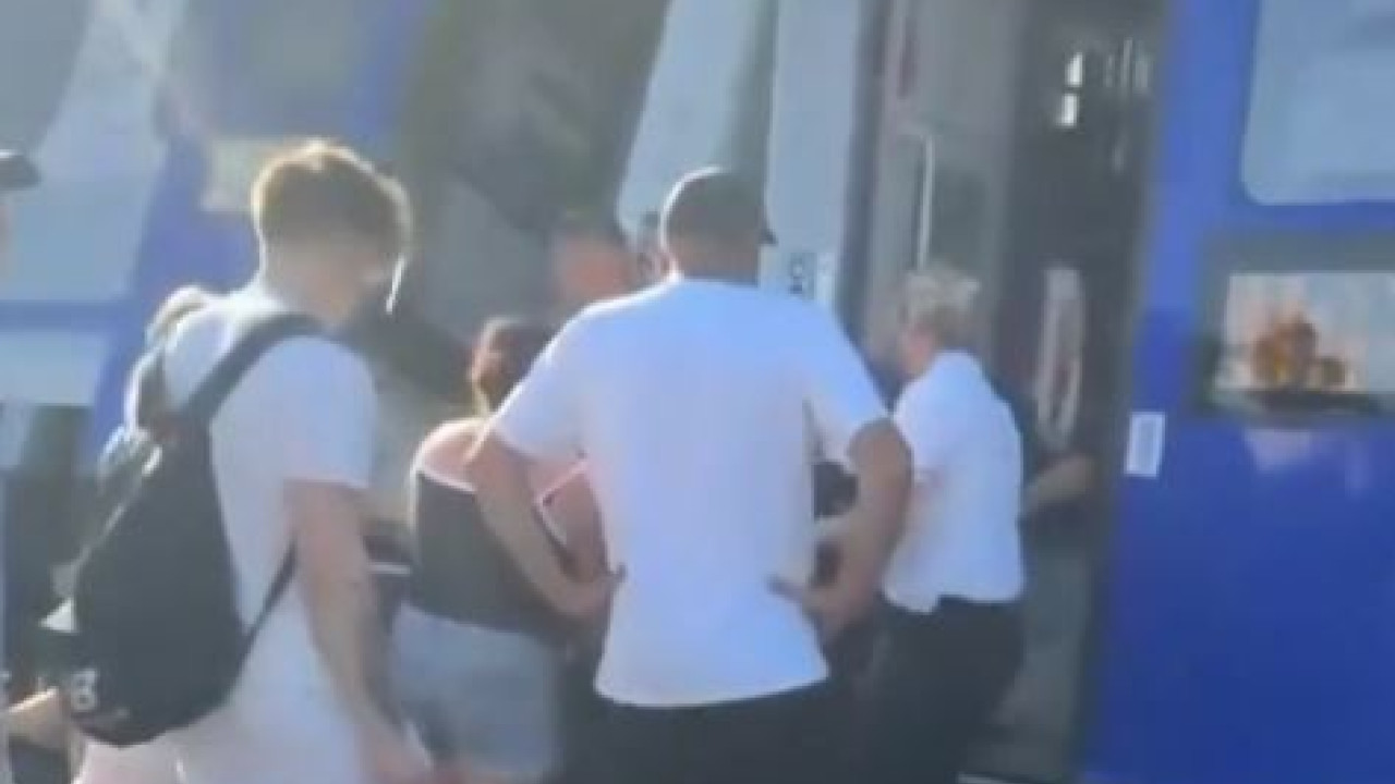 Σφοδρή σύγκρουση τρένων στην Πολωνία: Αναποδογύρισαν βαγόνια