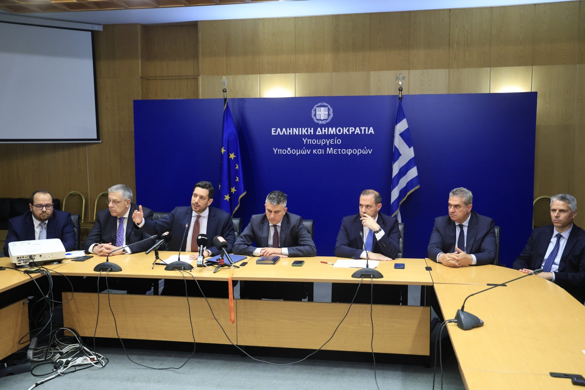 Υπουργείο Υποδομών και Μεταφορών: Δωρεές για ανακαίνιση των σιδηροδρομικών σταθμών Αθήνας και Θεσσαλονίκης