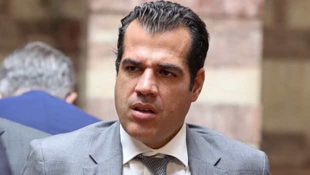 Πλεύρης στη Βουλή: Ερχεται το «return hubs» για παράνομους μετανάστες