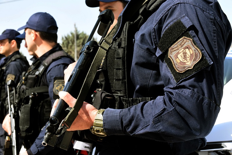 Αστυνομική επιχείρηση στην Αττική για την εξάρθρωση κυκλώματος που διακινούσε όπλα και ναρκωτικά