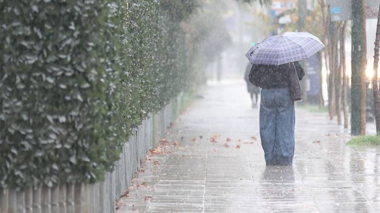 Βροχές και καταιγίδες με πτώση της θερμοκρασίας έως 33 βαθμούς