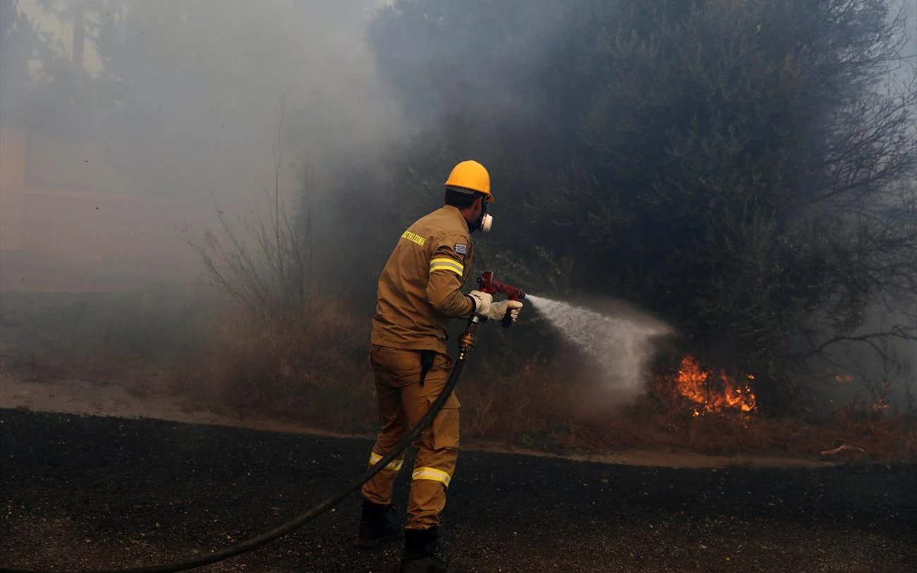 Φωτιά τώρα την Κινέτα - Ρίψεις και από ελικόπτερο