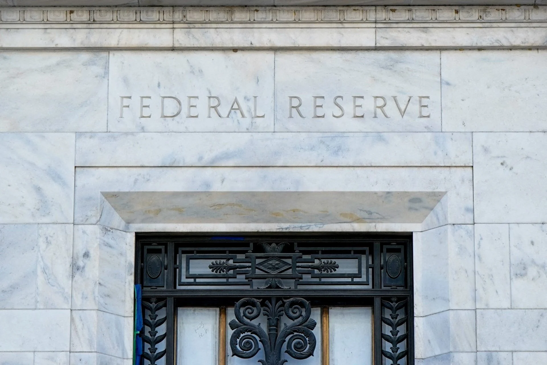 Fed: Αμετάβλητα επιτόκια σε πείσμα των πιέσεων Τραμπ και πληθωρισμού