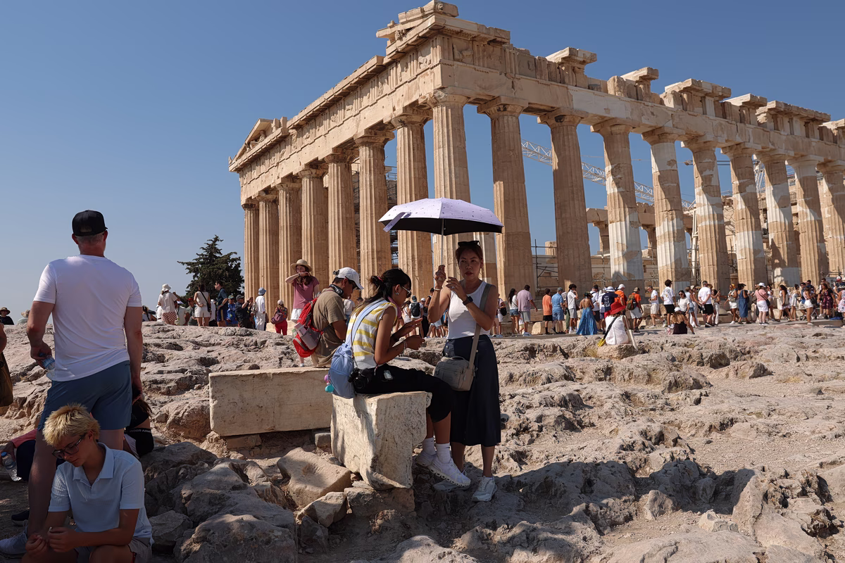 ΕΛΑΣ γα πολυνομοσχέδιο ΥΠΠΟ: «Posokanei» ο κίονας της Ακρόπολης; Ο Ηνίοχος των Δελφών;
