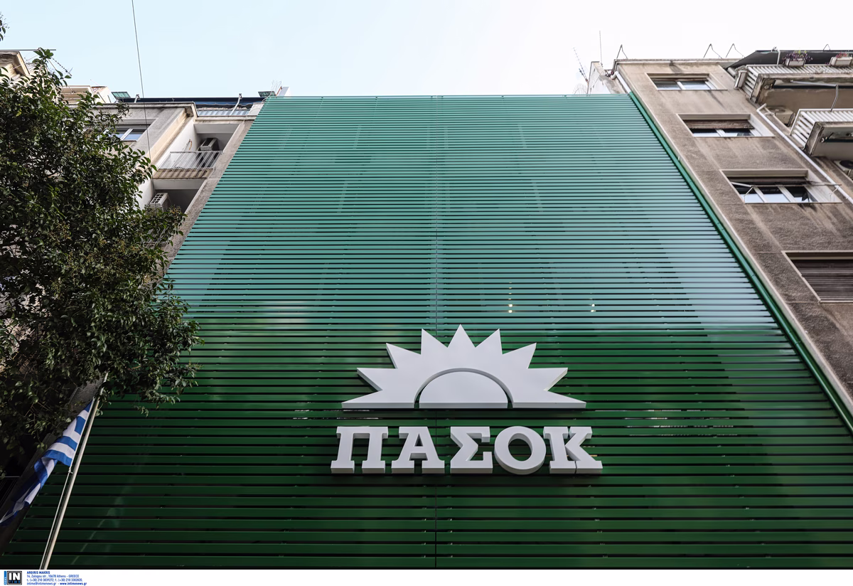 ΠΑΣΟΚ στην ΕΛΑΣ: Ο κ. Τσίπρας κάνει rebranding αγκαλιά με τα συμφέροντα
