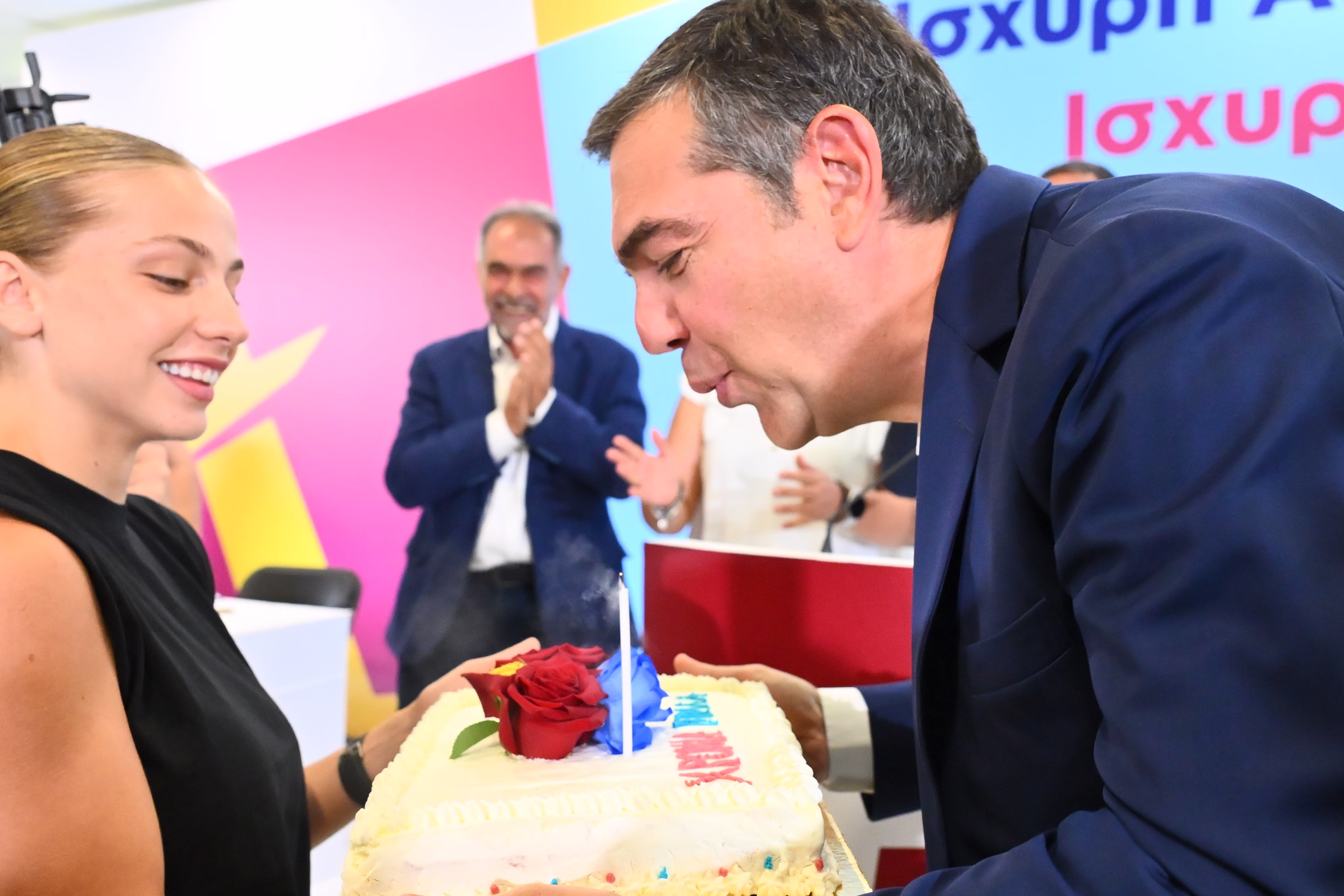 Αλέξης Τσίπρας: Τούρτα - έκπληξη για τα γενέθλιά του στην εκδήλωση της ΕΛ.Α.Σ.