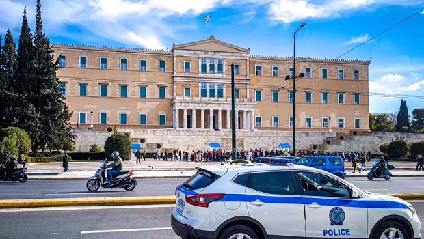 Απίστευτο: Η Κωνσταντοπούλου κάλεσε το «100» για να συλλάβει τα γαλάζια μέλη της επιτροπής Δεοντολογίας