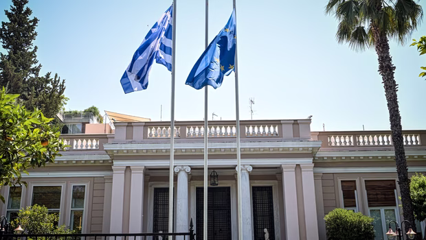 Εκτεθειμένο το Μαξίμου μετά τη φάρσα στον Ντόκο - επικαλείται «ανάλογες επιθέσεις» για να δικαιολογήσει το θέμα