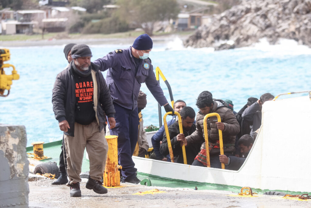 Μόνο δικηγόροι ενταγμένοι σε ειδικό μητρώο θα καθοδηγούν νομικά αιτούντες άσυλο - Τι προβλέπει η νέα ΚΥΑ