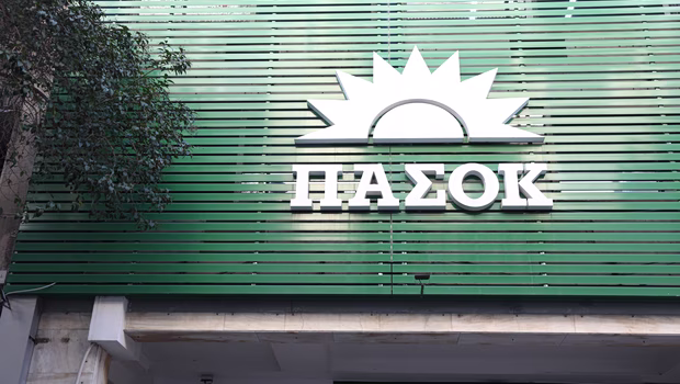ΠΑΣΟΚ: Μάχη χαρακωμάτων με ΝΔ στη Βουλή - Πρεσάρει Τσίπρα στα εθνικά