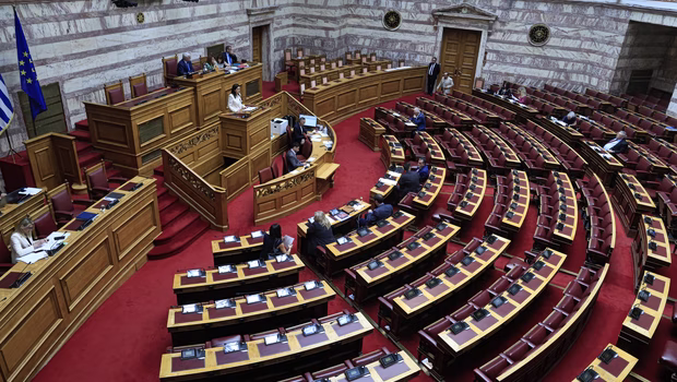 Βουλή: Πάνδημη καταδίκη της εμπρηστικής επίθεσης με γκαζάκια στη Θεσσαλονίκη