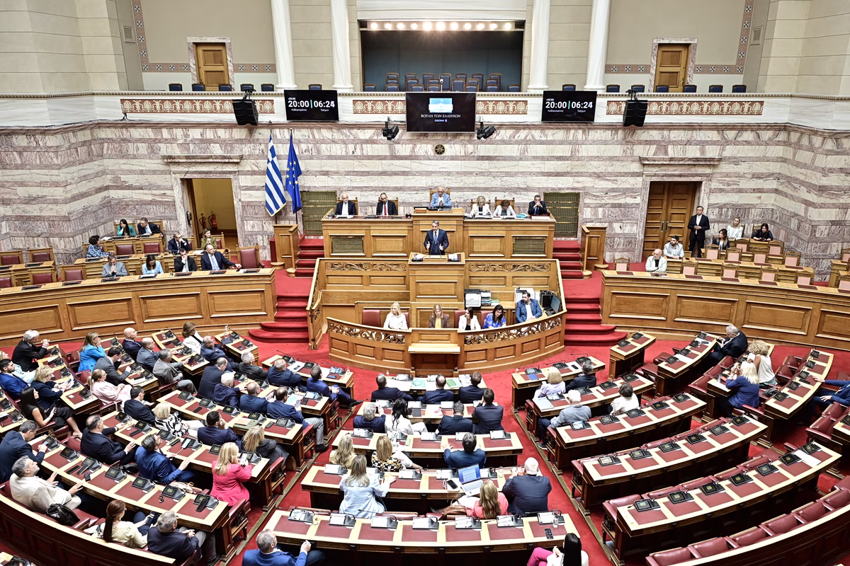 «Οι τομές που φέρνετε στο Σύνταγμα είναι αντιδραστικές» - Αντιπολίτευση κατά κυβέρνησης για τη Συνταγματική Αναθεώρηση