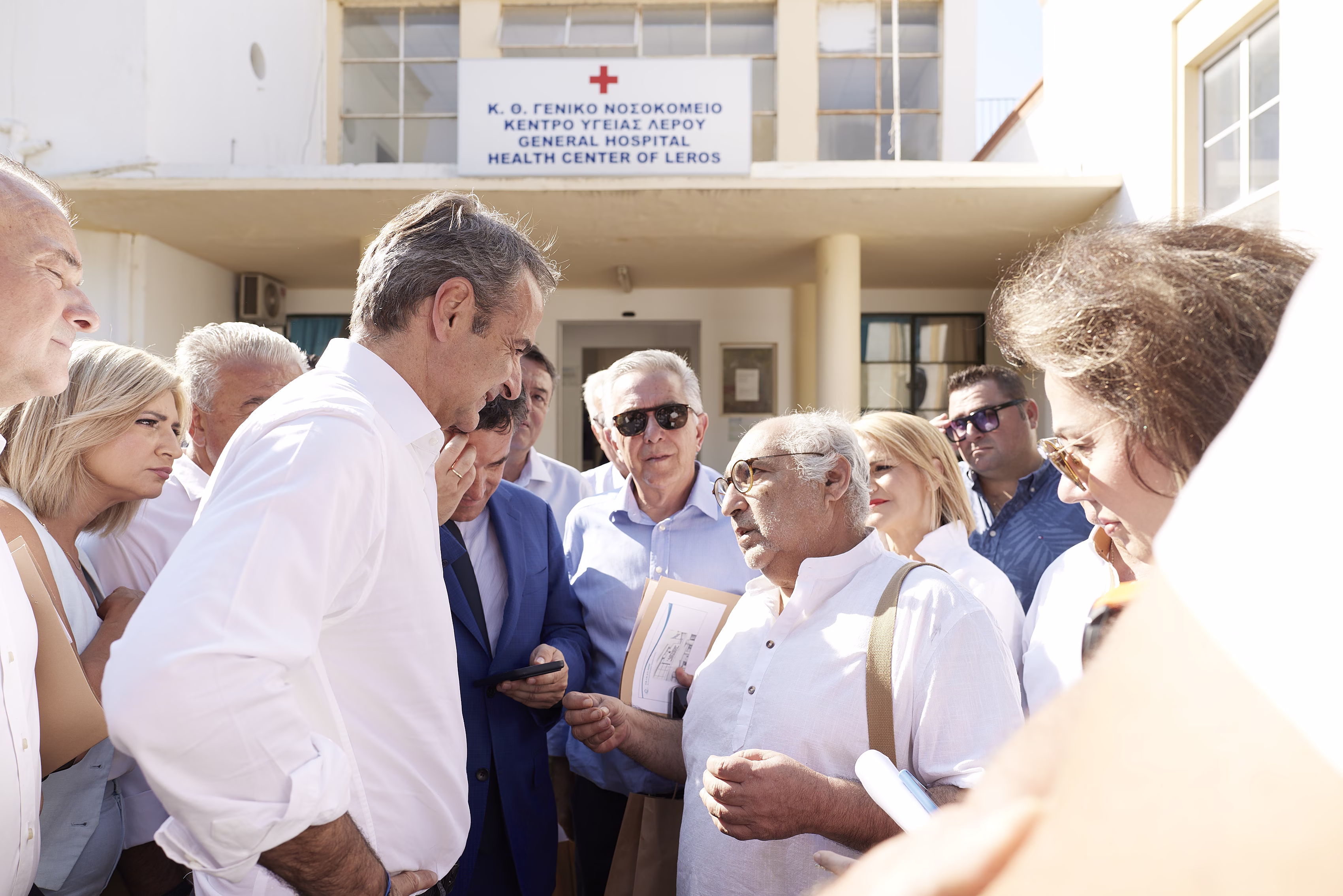 «Το ΕΣΥ κινείται πλέον στη σωστή κατεύθυνση», λέει ο Μητσοτάκης - Επισκέφθηκε Νοσοκομείο χωρίς γιατρούς στη Λέρο, σχολιάζει το ΠΑΣΟΚ