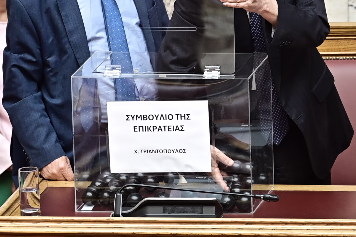 Βουλή: Κληρώθηκαν οι αντικαταστάτες των μελών του δικαστικού συμβουλίου για Καραμανλή και Τριαντόπουλο