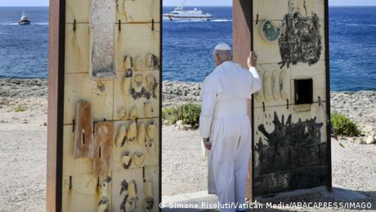 Πάπας: Mήνυμα υπέρ των μεταναστών από τη Λαμπεντούζα