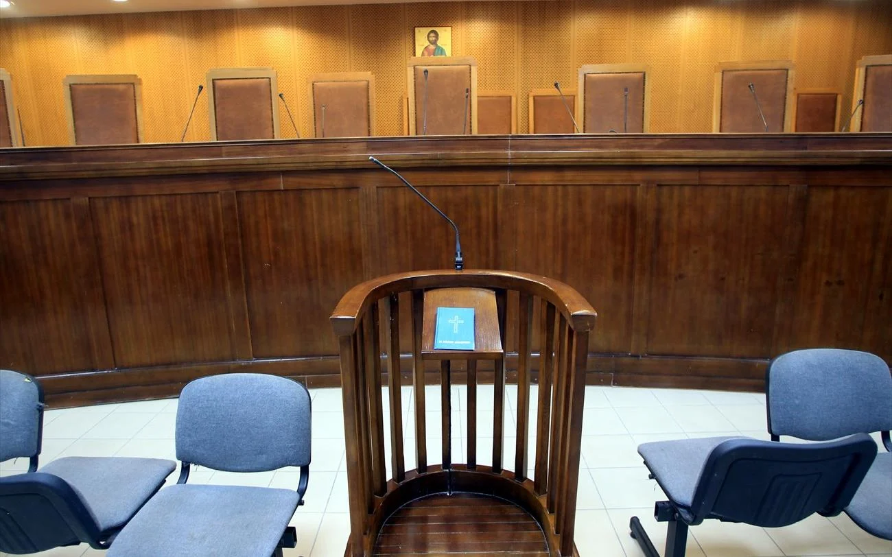 Ένοχος και στο Εφετείο ο ιδιοκτήτης ξενοδοχείου για τον θάνατο ανήλικου προσφυγόπουλου από πτώση μεταλλικής πόρτας