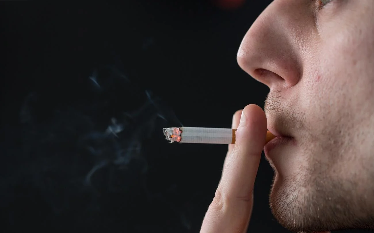Το πεταμένο αναμμένο τσιγάρο τού κόστισε ακριβά