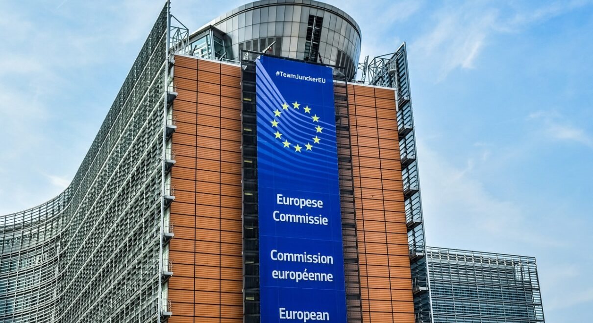 Τα φορολογικά βάρη αγκάθι για εργασία στην Ελλάδα λέει η Κομισιόν