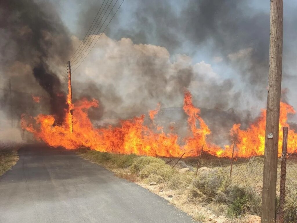 Φωτιά τώρα στη λεωφόρο Σχιστού στο Πέραμα