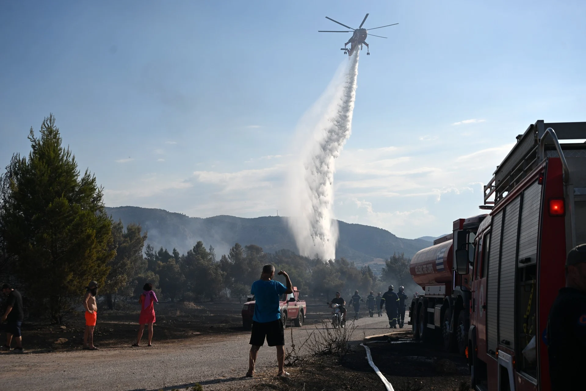 Οριοθετήθηκε η φωτιά στον Άγιο Γεώργιο Μεθάνων