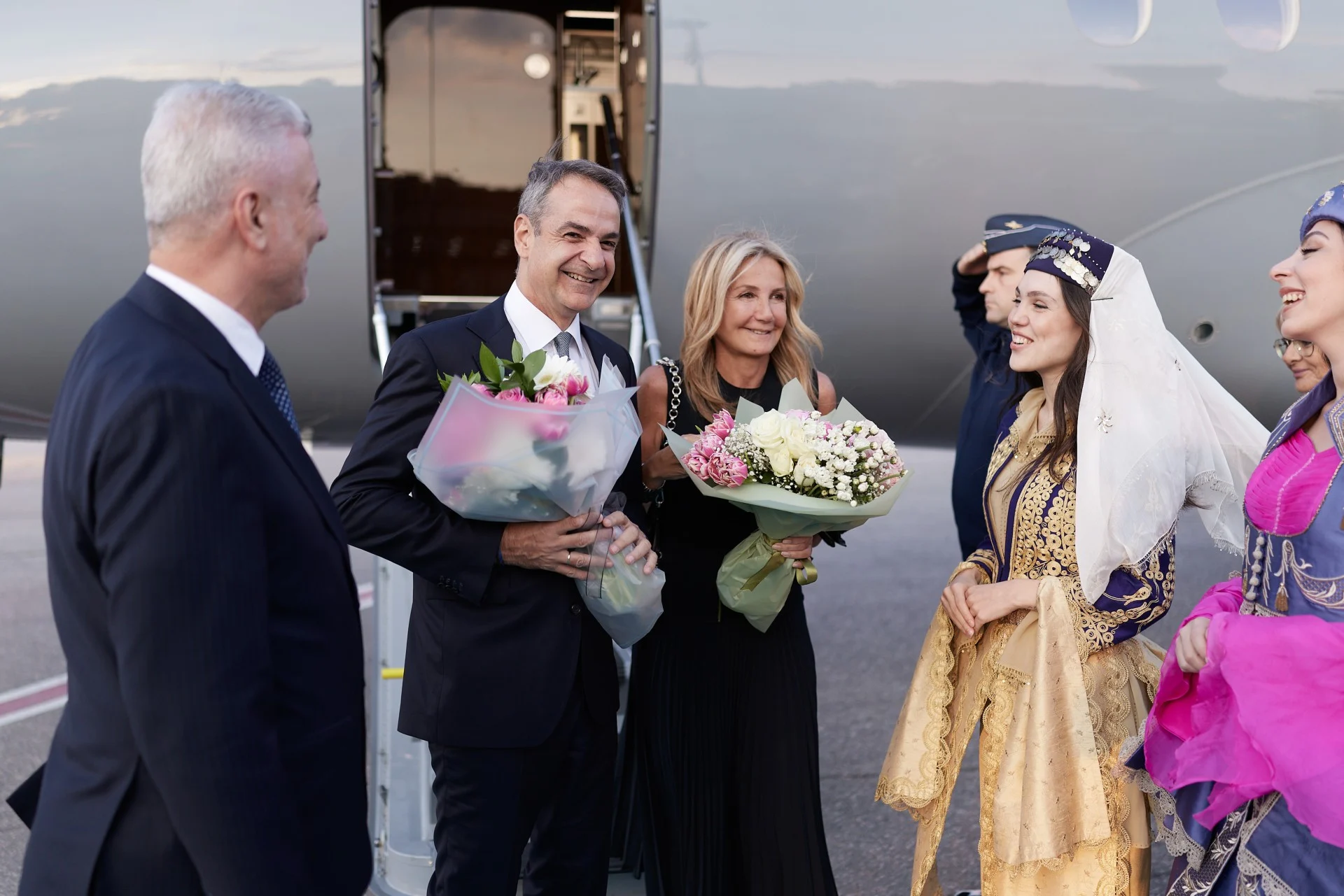 Με θερμή χειραψία η υποδοχή Μητσοτάκη από τον Ερντογάν στο Λευκό Παλάτιμ