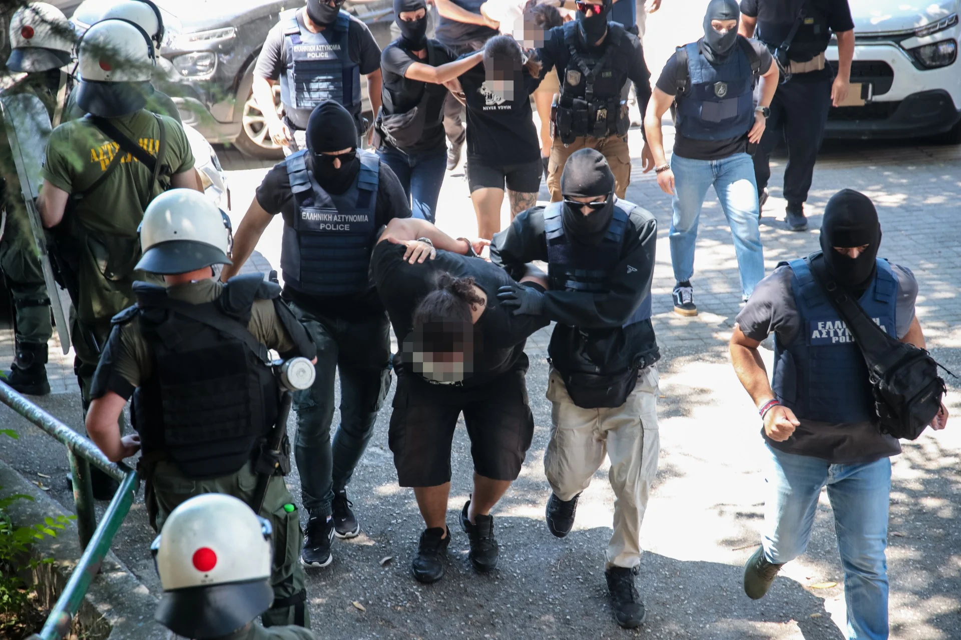 Η ανακοίνωση για τις τρεις συλλήψεις σχετικά με την εμπρηστική επίθεση στο σπίτι της οικογένειας Νέστορα