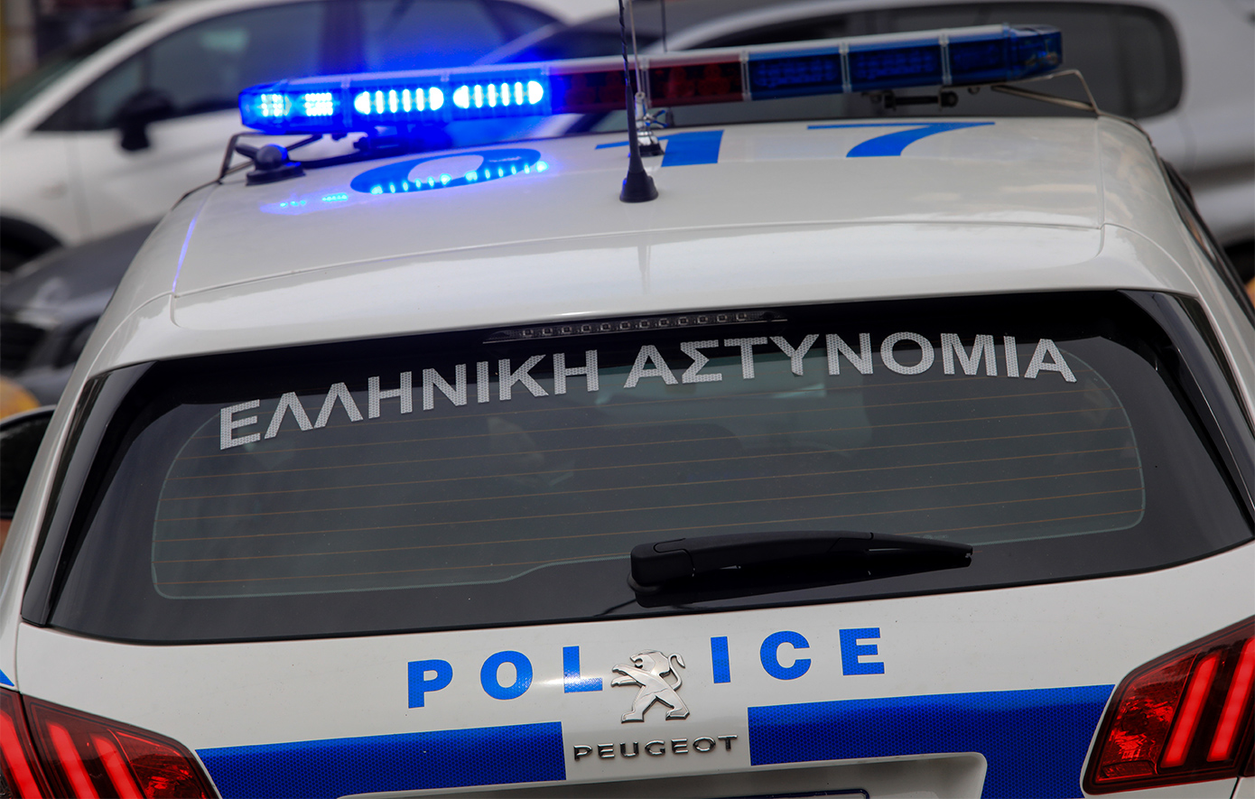 Ανήλικη λήστεψε μίνι μάρκετ με φαλτσέτα και χειρουργική μάσκα – News.gr