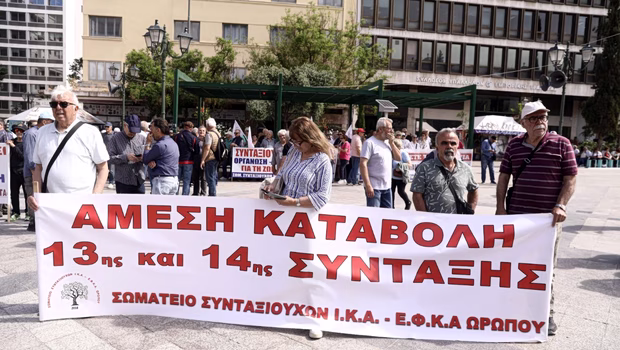 Κόντρα ΠΑΣΟΚ-ΝΔ για την 13η σύνταξη - «Γαλάζιος Κατρούγκαλος» ο Μητσοτάκης, λέει ο Τσουκαλάς στον Π. Μαρινάκη