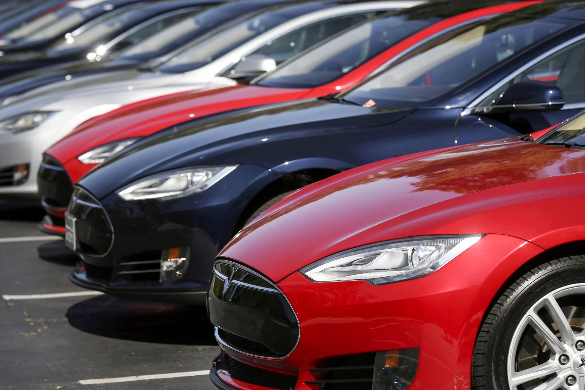 Tesla: Βουτιά 17% στα κέρδη παρά τις πωλήσεις