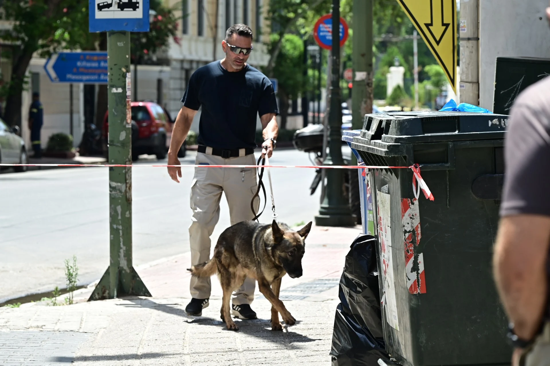 Λήξη συναγερμού στην Ακαδημίας μετά το τηλεφώνημα για βόμβα